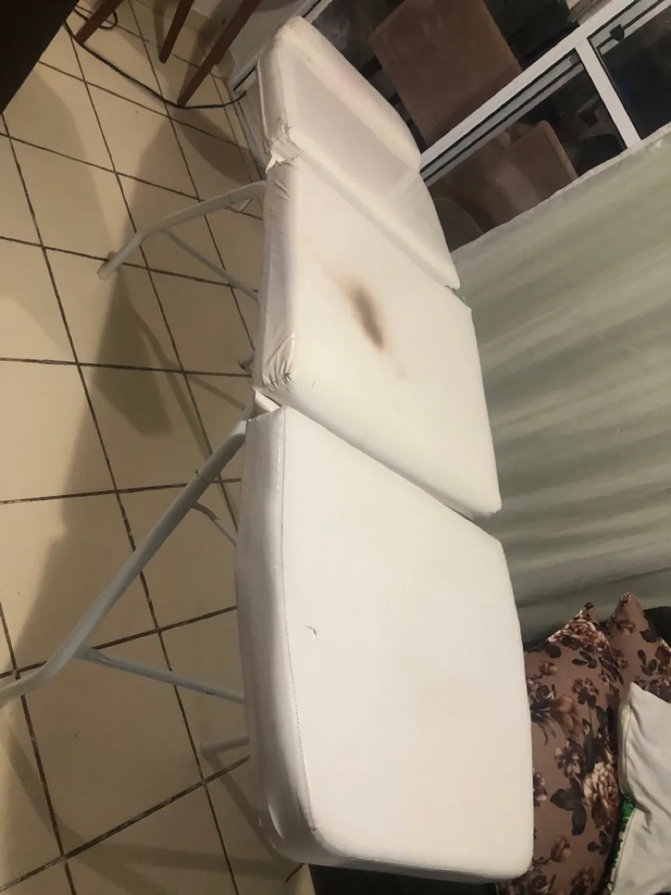Cama dobrável branca