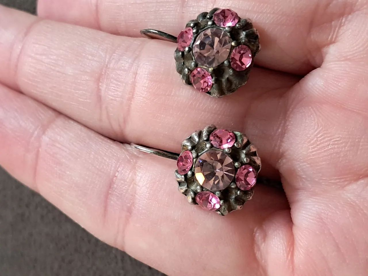 Brincos vintage com pedras rosas