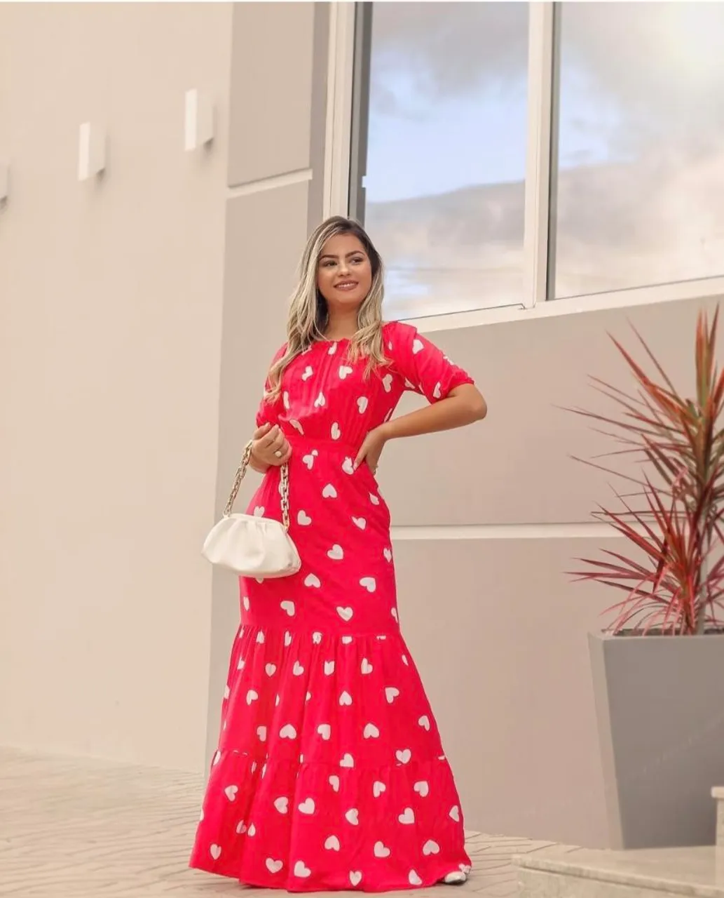 Vestido longo vermelho com estampa de corações