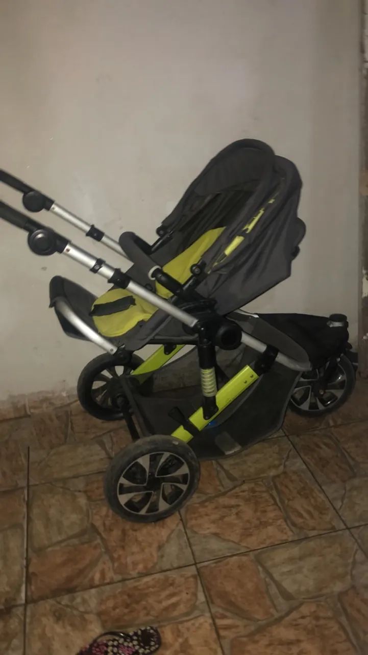 Carrinho de bebê semi novo bem conservado 