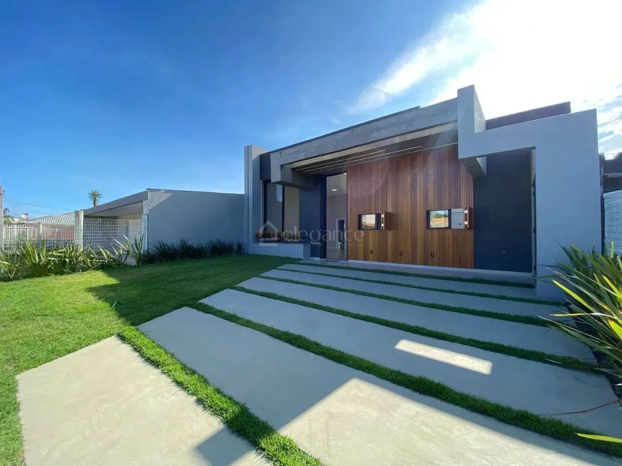 Casa próximo ao mar com quatro suítes à venda no centro de Xangri-Lá.