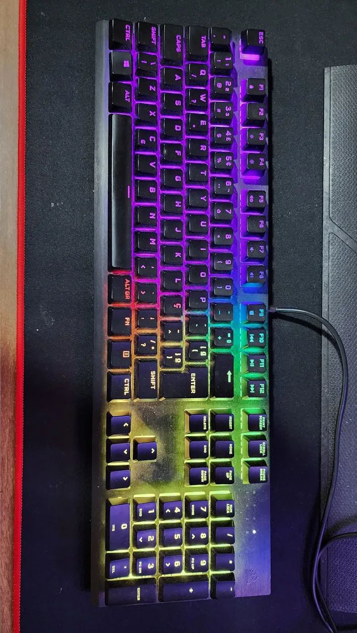 Teclado Mecânico RGB corsair k60