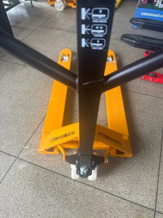 Transpaleteira manual 3Ton para transporte de cargas - Foto 3