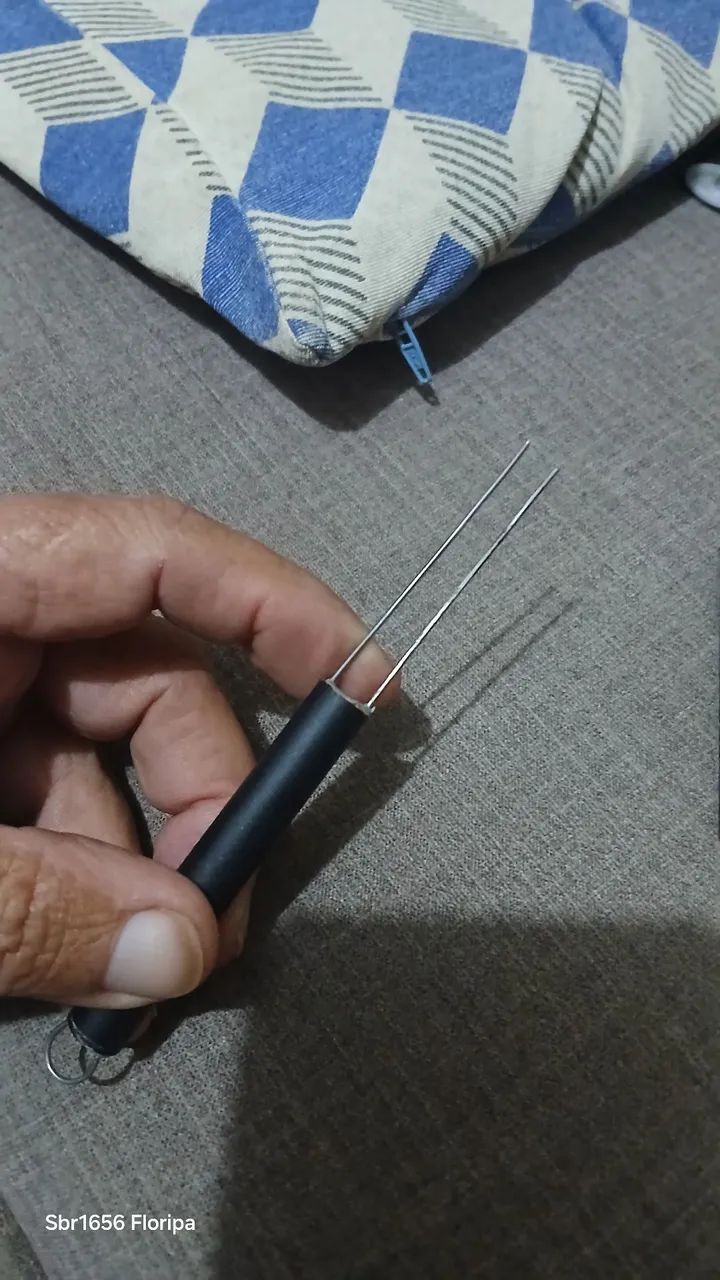 Ferramenta para iscar iscas