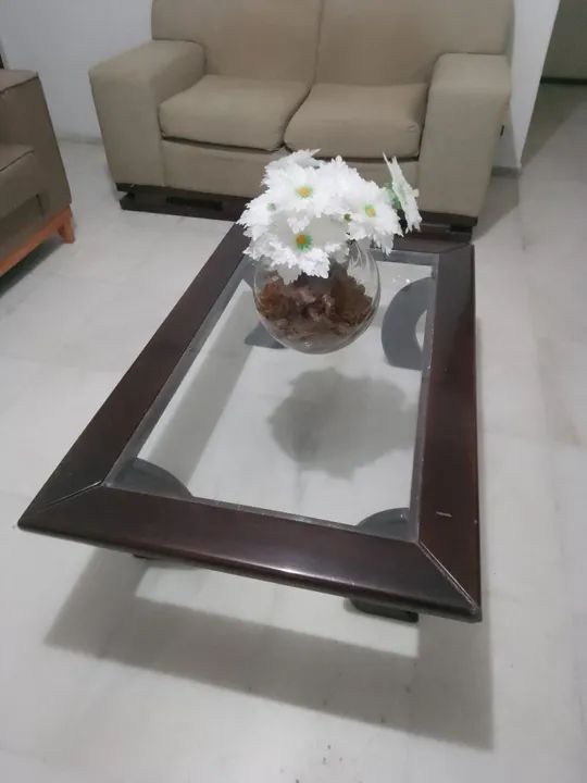 Mesa de centro em madeira com tampo de vidro - Foto 3