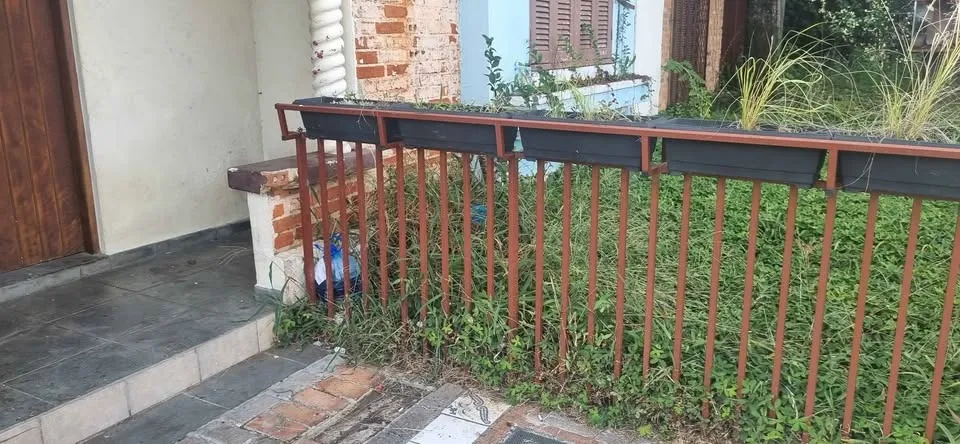 Vendo Guarda corpo metálico com suporte para floreira