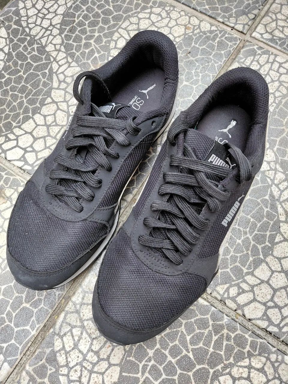 Tênis Puma Preto com Detalhes em Branco e Vermelho - Foto 2