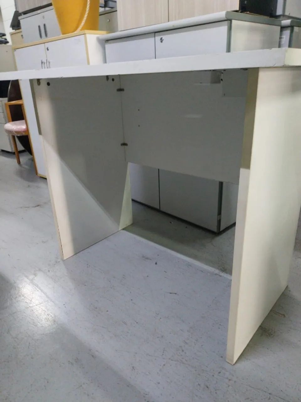 Mesa de Escritório Alta Branca com Caixa de Tomada - Foto 5