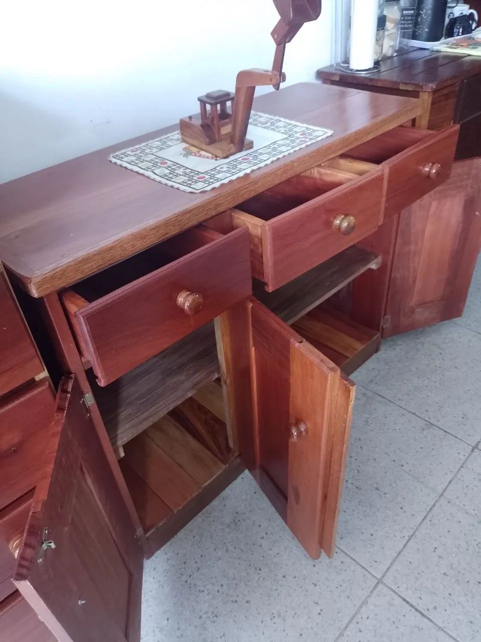 Balcão 3 portas 3 gavetas todo em madeira  - Foto 2