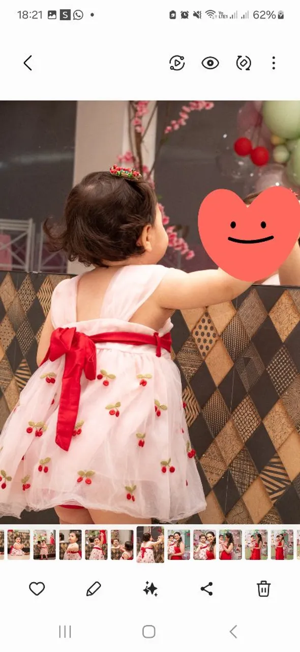 Vestido infantil com detalhes de cereja