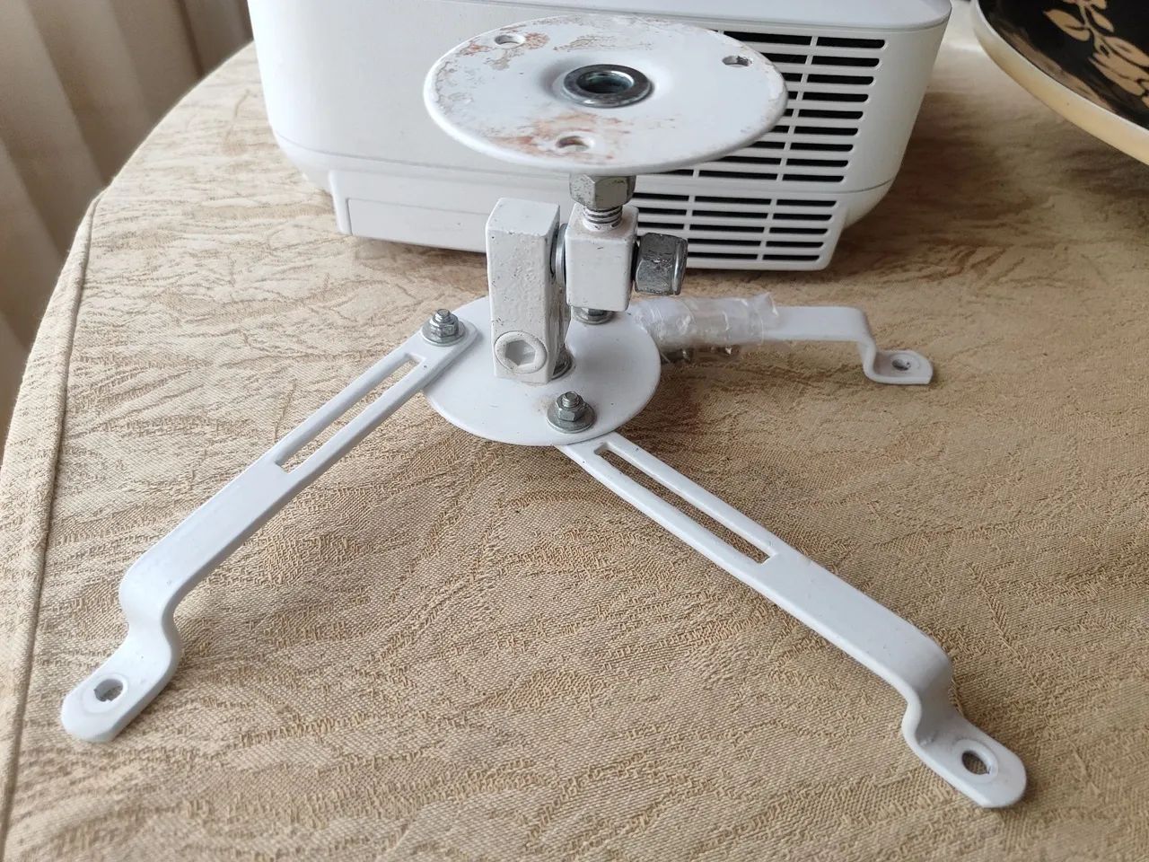 Suporte universal para fixação de projetores