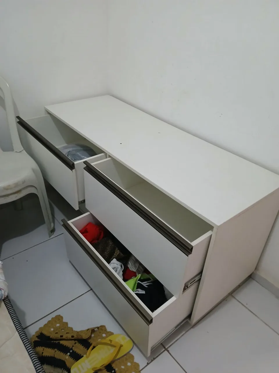 Armário branco com gavetas