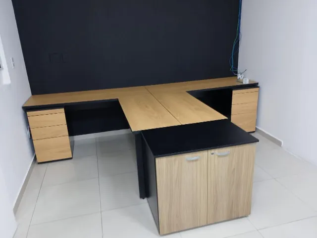 KIT PREMIUM 3B - 2 MESAS EM "L", 2 GAVETEIROS TRÊS GAVETAS+ 1 ARMÁRIO BAIXO