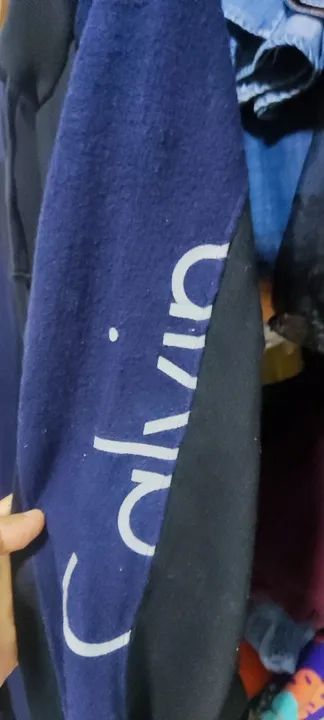 Calça Calvin Klein de Moletom Masculina - Preta e Azul - Foto 4