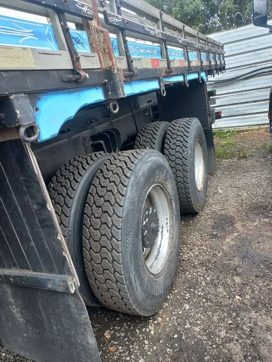 Caminhão com pneus em ótimo estado - Foto 5