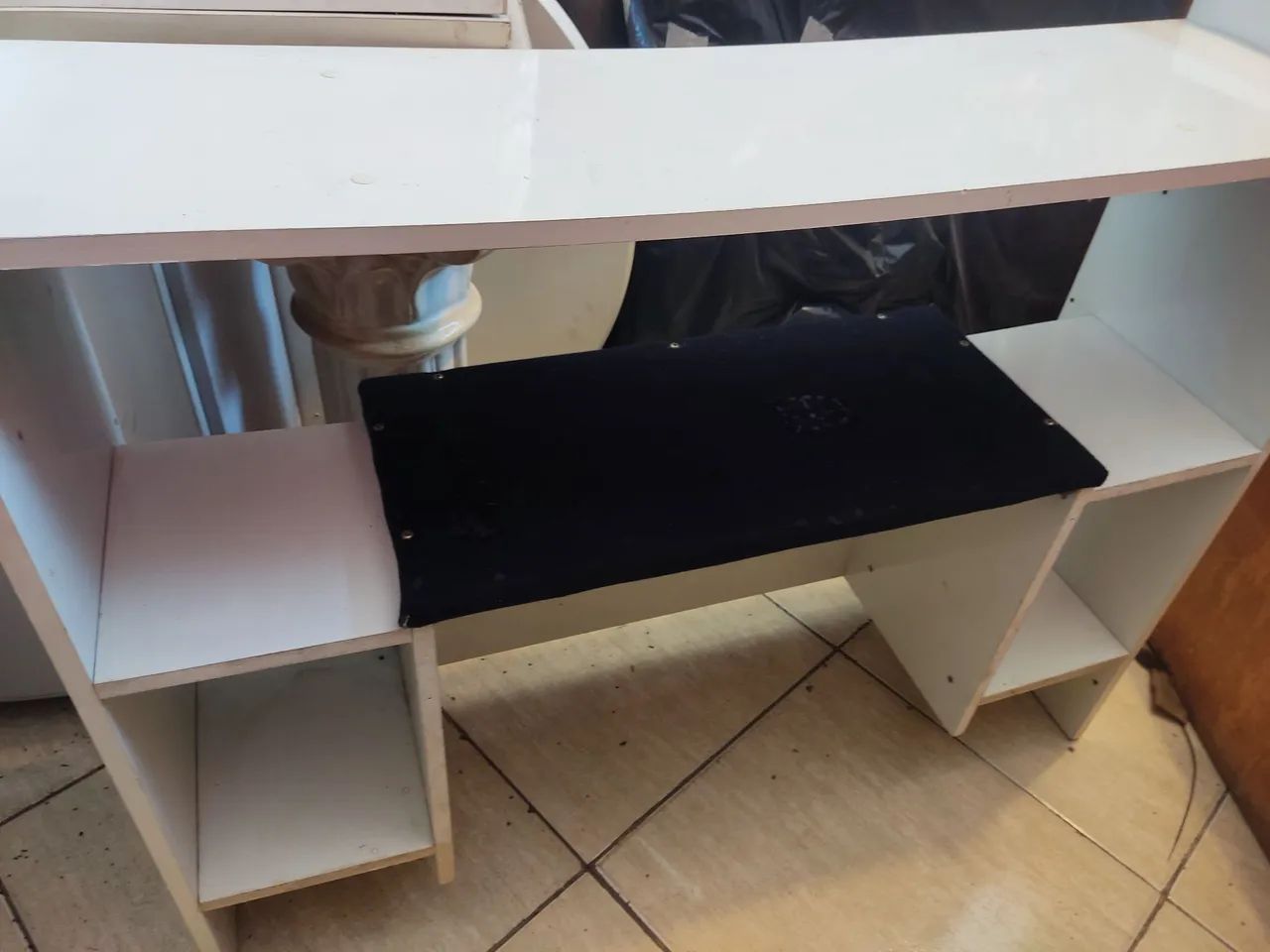 Mesa branca de manicure semi nova 