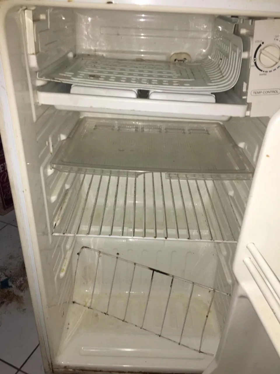 Geladeira Compacta - Ideal para espaços menores