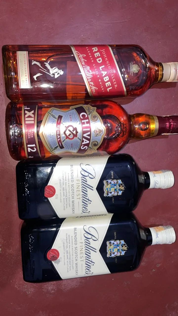 Kit de Whisky - Johnnie Walker Red Label, Chivas Regal e Ballantine's Finest