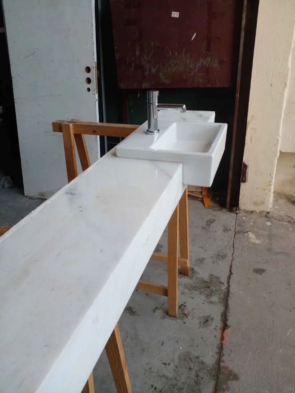 Pia mármore Espírito Santo com cuba semi-encaixe 