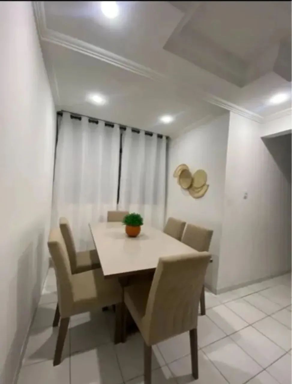 Vendo mesa com 6 cadeiras 