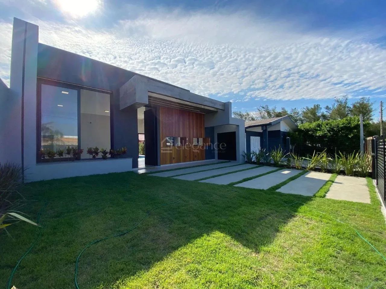 Casa próximo ao mar com quatro suítes à venda no centro de Xangri-Lá. - Foto 2