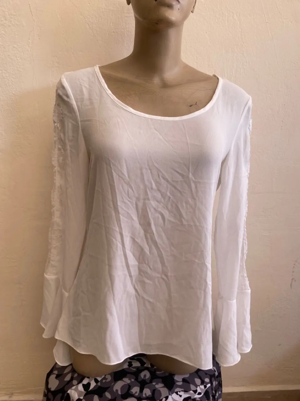 Camisa branca com detalhe em renda - Foto 3