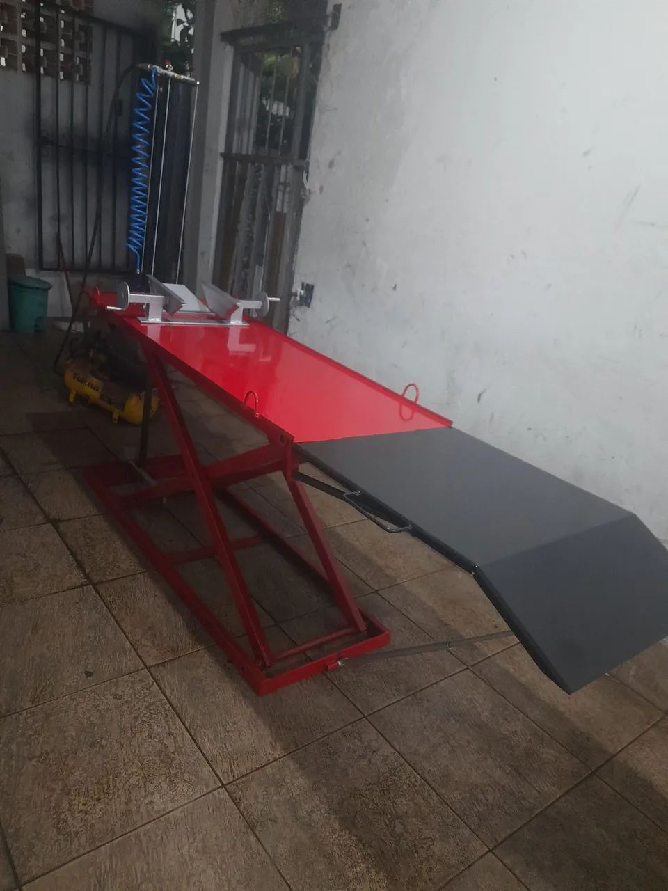 Manutenção em elevadores pneumáticos para motos