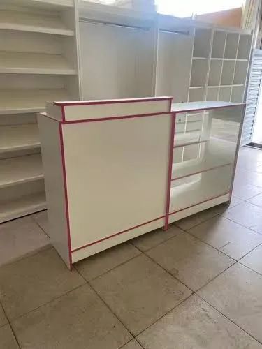 Balcão caixa + balcão vitrine MDF branco com fita rosa 