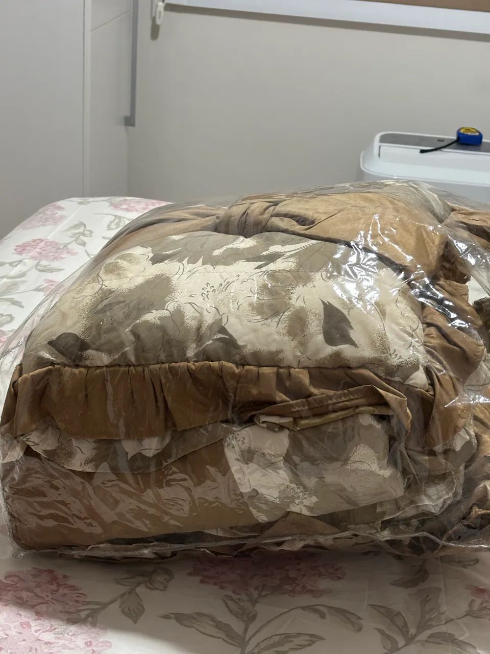 Colcha com Babado Capa Travesseiro e Almofadas - Foto 6