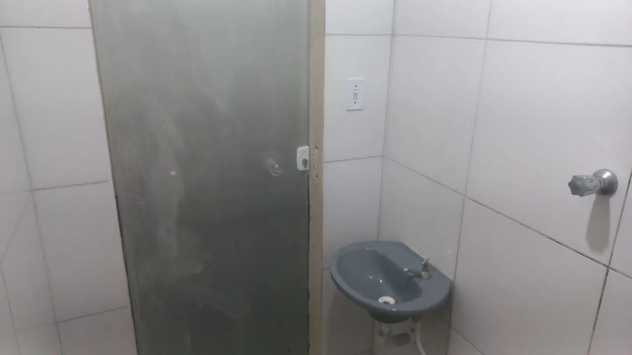 Aluga-se casa de fundos