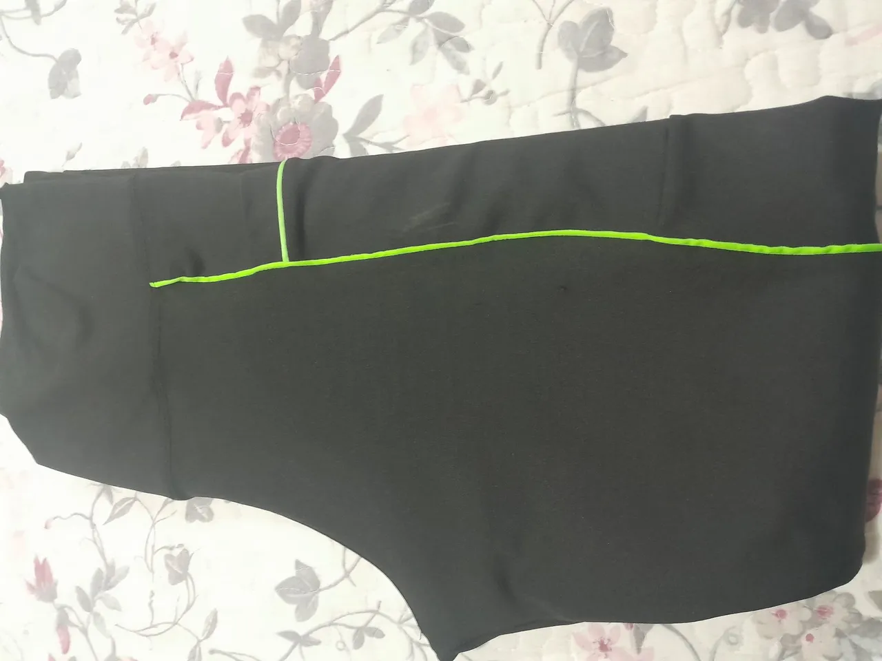 Calça legging preta com detalhes neon