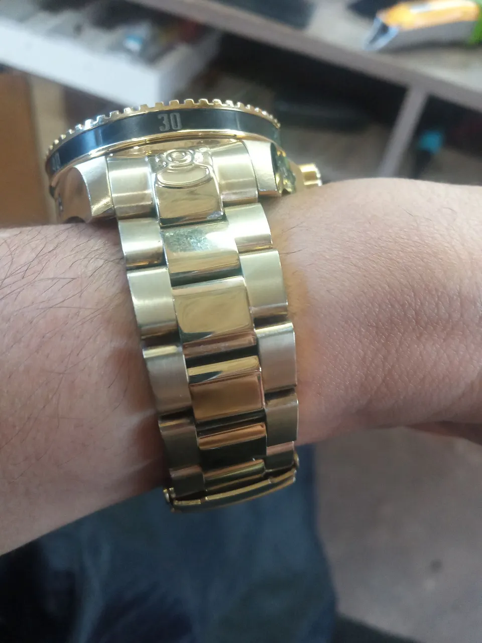 Relógio invicta automático Dourado com Aro Preto - Elegância no Pulso!