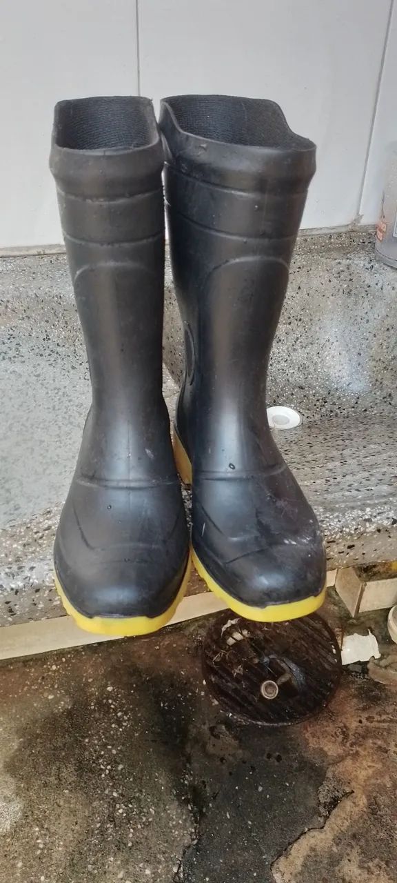 Vendo  par de botas ( borracha)  - Foto 2