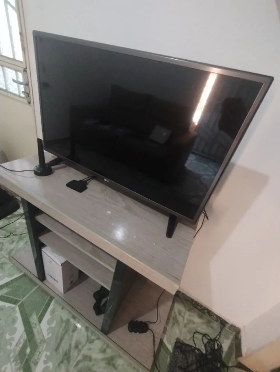 LG 32 LED TV + Stand + Roku Streaming Converter64300598504322123