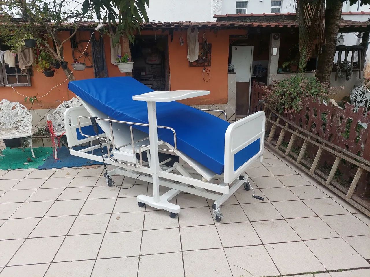 Cama Hospitalar com Mesa de Refeição - Foto 2
