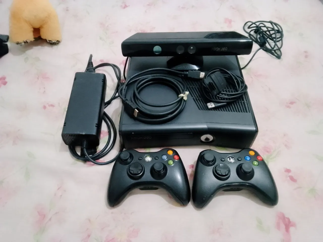 Xbox 360 com Kinect e 2 Controles