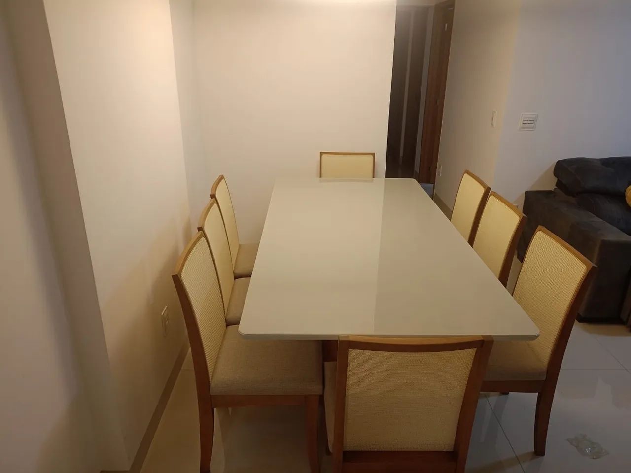 Mesa de jantar  moderna com 8 cadeiras de madeira  - Foto 2