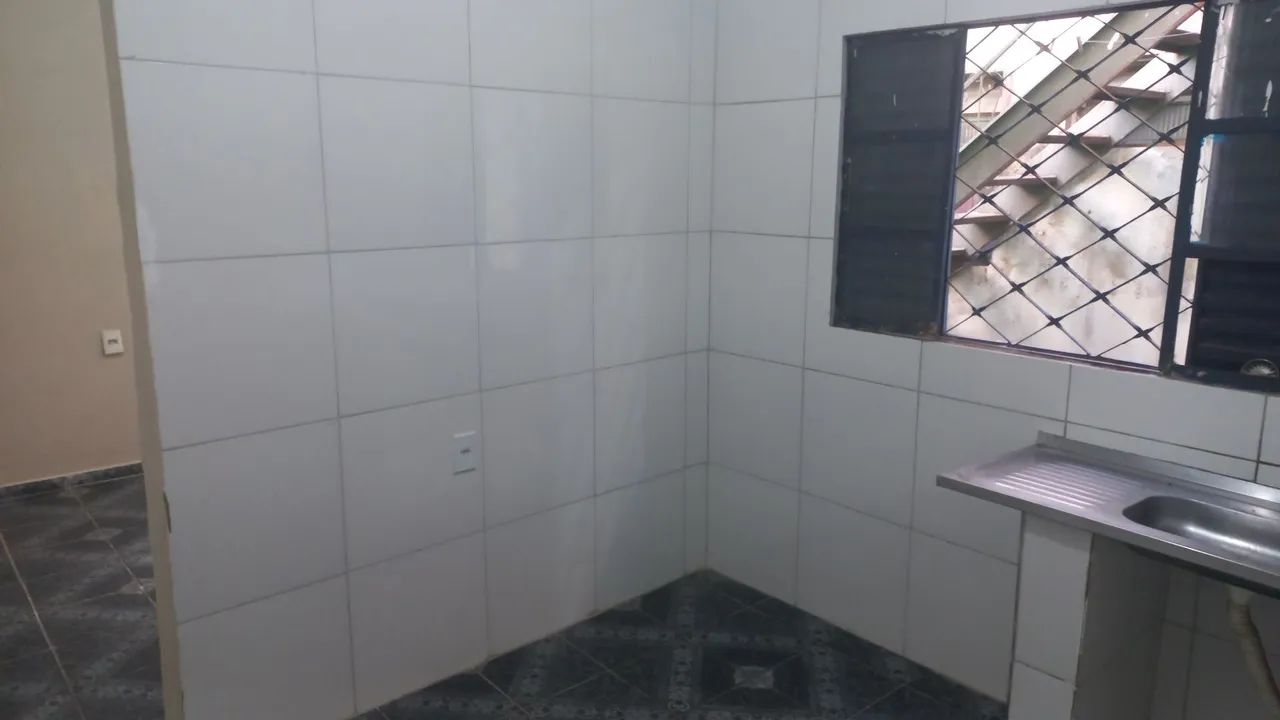 Aluga-se casa de fundos - Foto 5