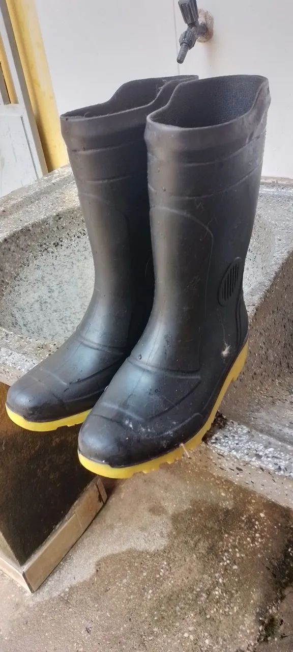 Vendo  par de botas ( borracha) 
