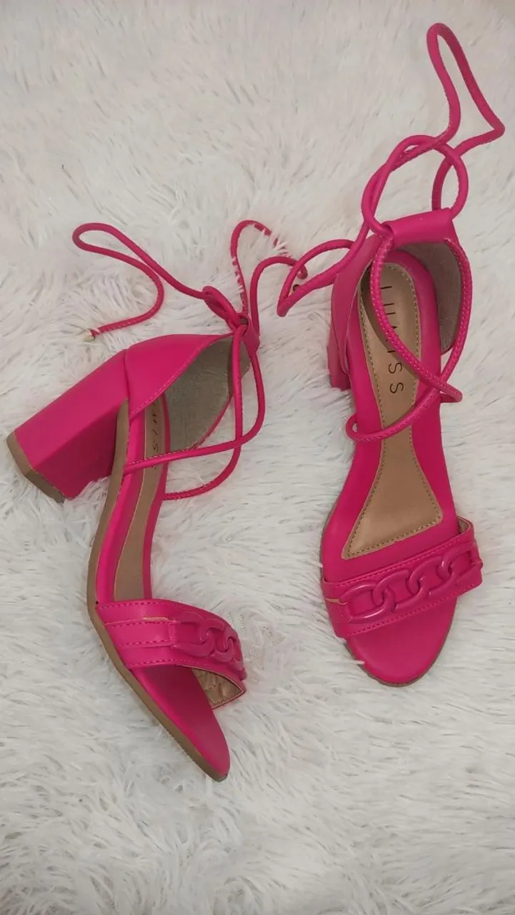 Sandália Rosa Pink com Salto Bloco e Detalhes de Corrente do 35 ao 38.
