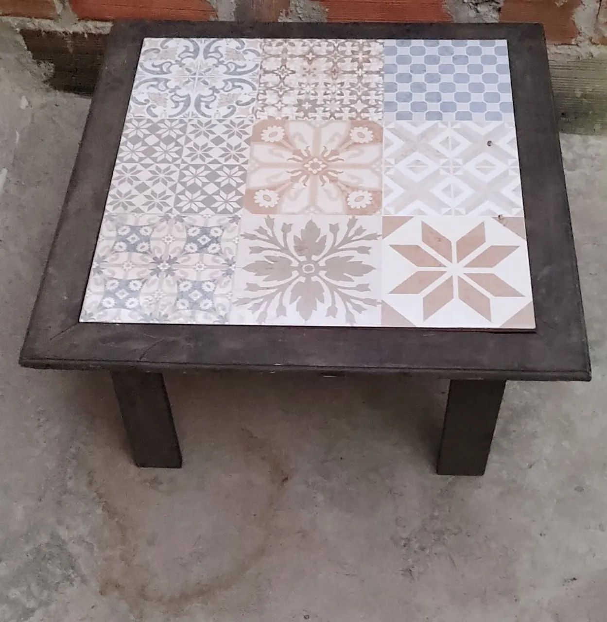 Mesa de centro com tampo de azulejo decorativo - Foto 3