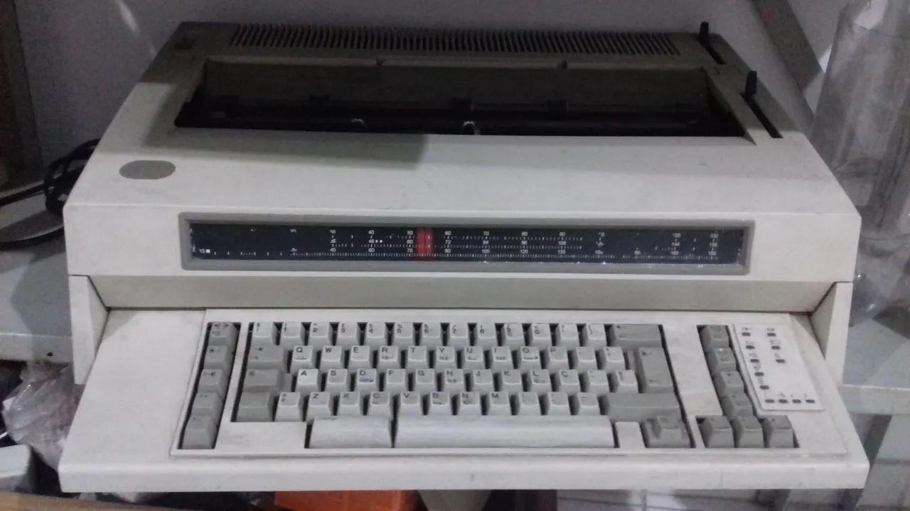 Máquina de escrever IBM64617795477762121