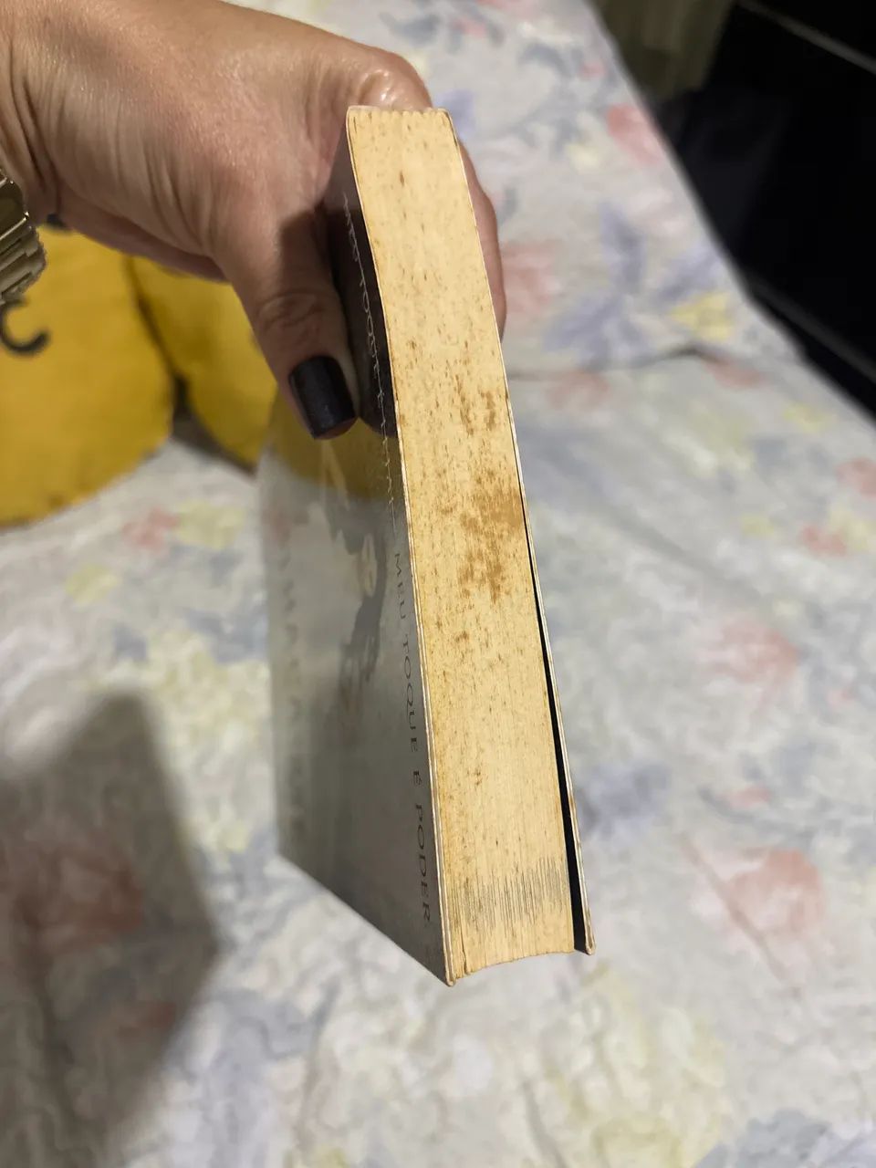 Livro Estilhaça-me - Foto 5