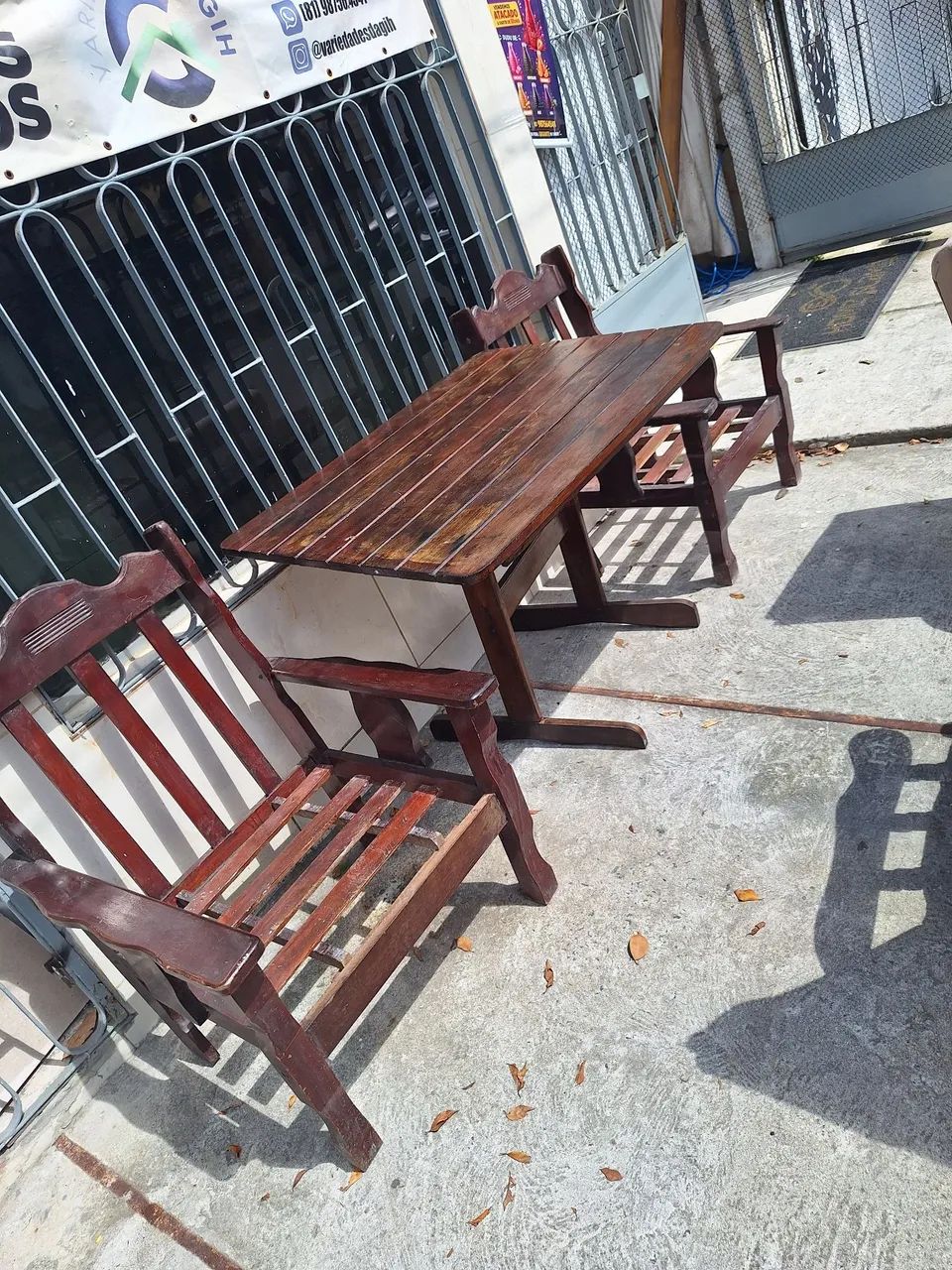 Mesa de madeira com duas cadeiras valor 700 - Foto 2