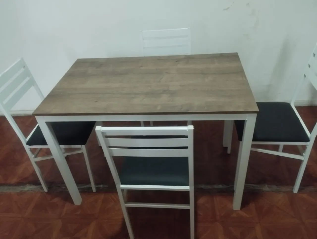 Mesa com 4 cadeiras, excelente estado! 65581381134211123