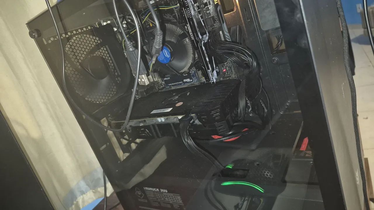 Computador com todos os periféricos 