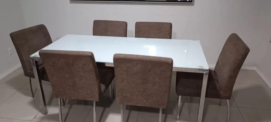 Mesa de Jantar 6 Lugares + Sofá de Couro Espaçoso