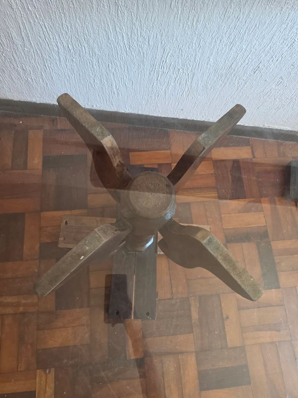 Mesa de vidro com base de madeira rustica - Foto 5