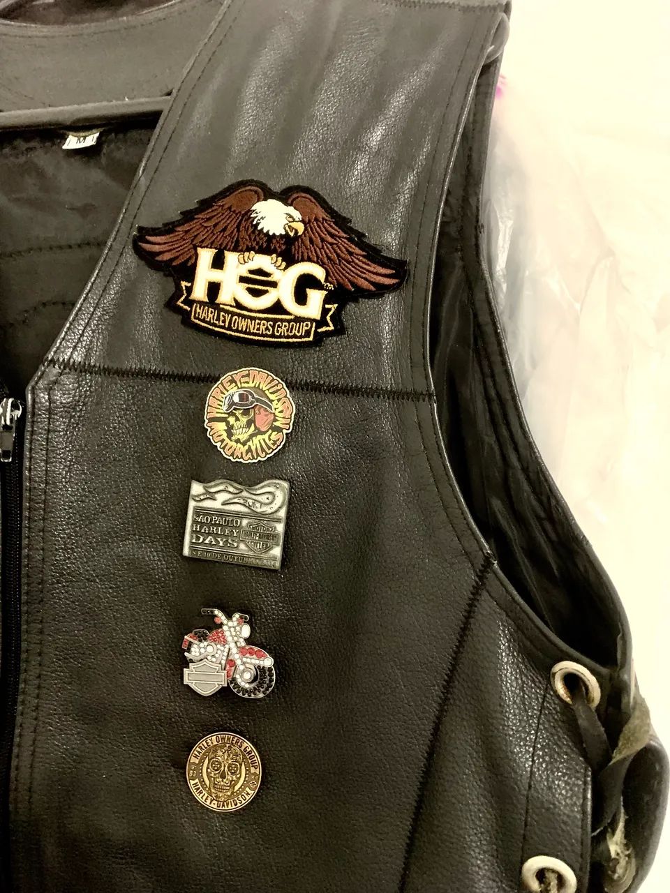 VENDO COLETE EM COURO PURO COM PATCHS E PINS ORIGINAIS HARLEY DAVIDSON  - Foto 2