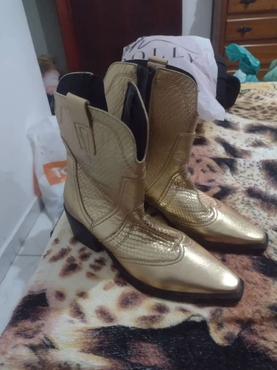 Bota Dourada de Couro Legítimo Tamanho 36  - Foto 2